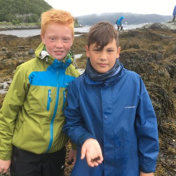 Gutta boys har funnet seg en strandkrabbe. Foto: Vilde Skjemstad Værness, NTNU Vitenskapsmuseet